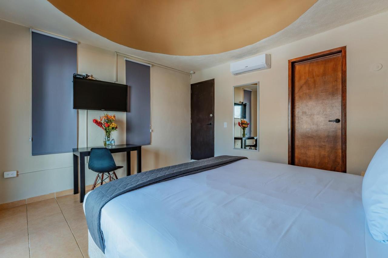 Hotel Brisas 5A Av, Плая дел Кармен Екстериор снимка